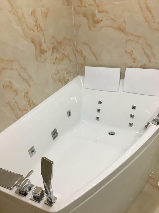 4-Room Jacuzzi Apartment Lviv Ngoại thất bức ảnh
